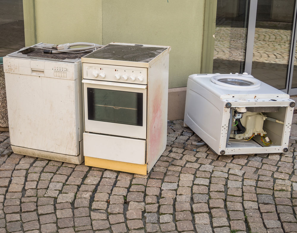 old appliances ready for Stove Removal, Oven Removal, and Microwave Removal in Long Beach, CA